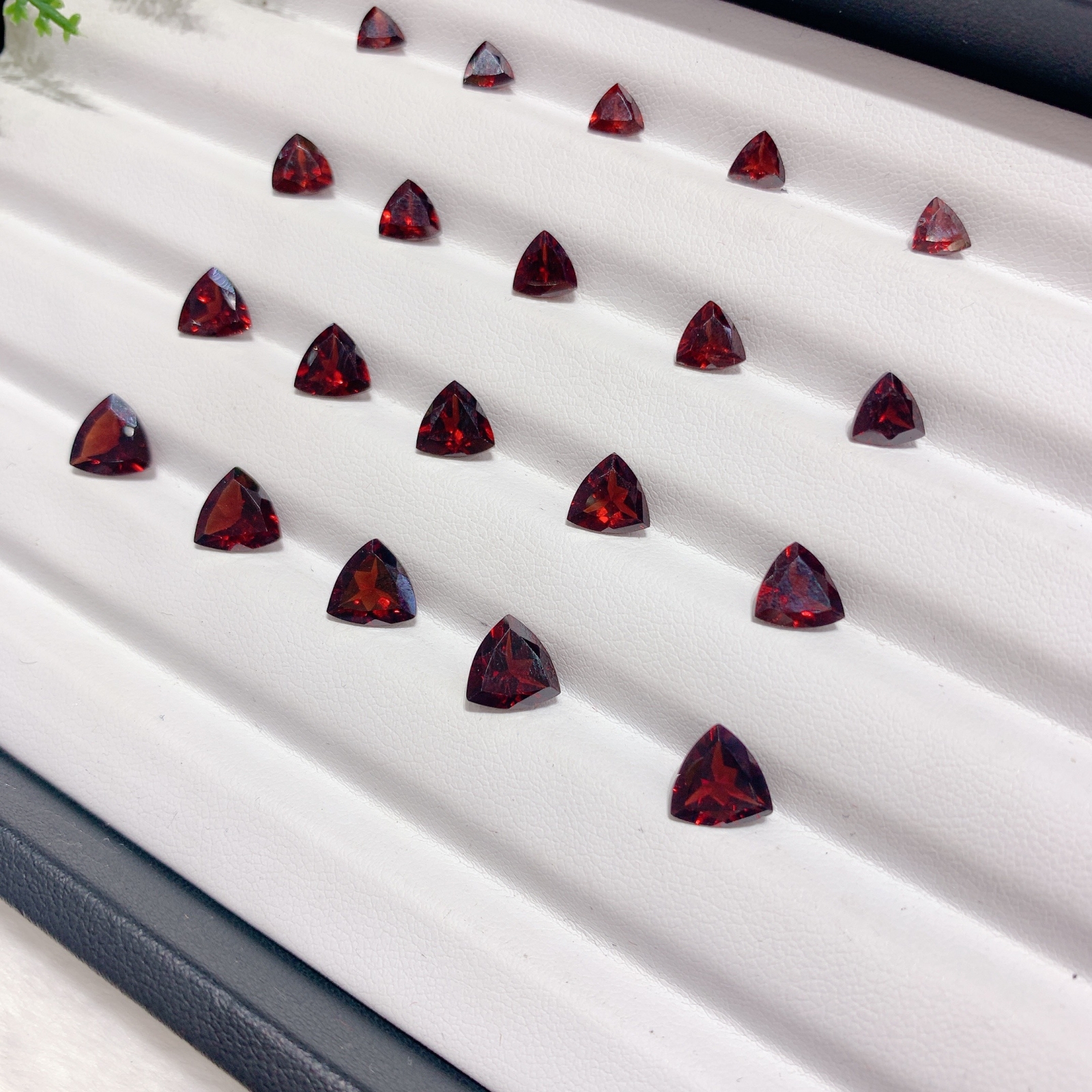 Mặt Đá Garnet Đỏ 5A Hình Tam Giác Size 6mm