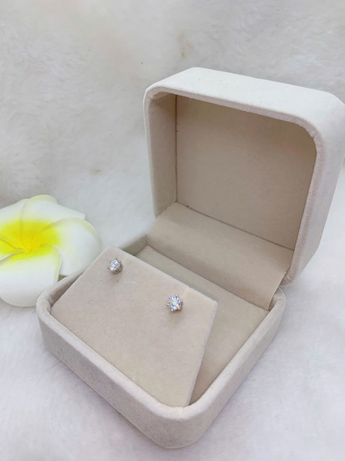 Hoa Tai Gắn Đá Moissanite Bạc 925-MX048