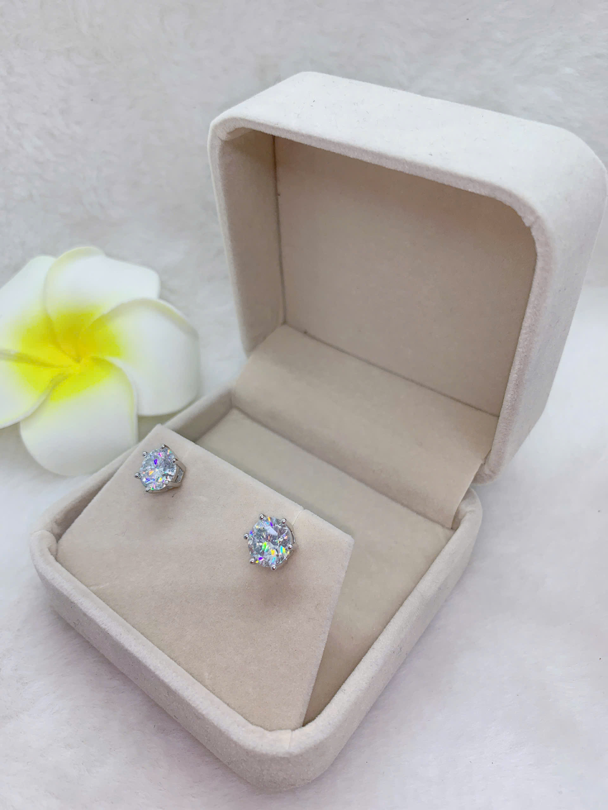 Hoa Tai Gắn Đá Moissanite Bạc 925-MX049