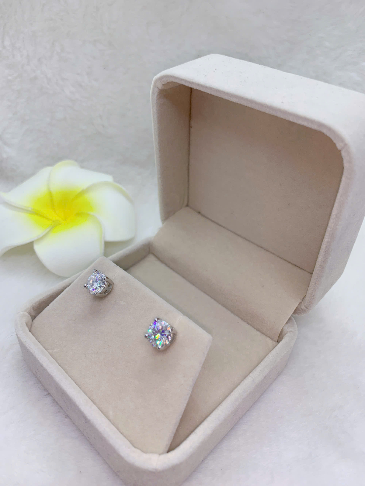 Hoa Tai Gắn Đá Moissanite Bạc 925-EMX034