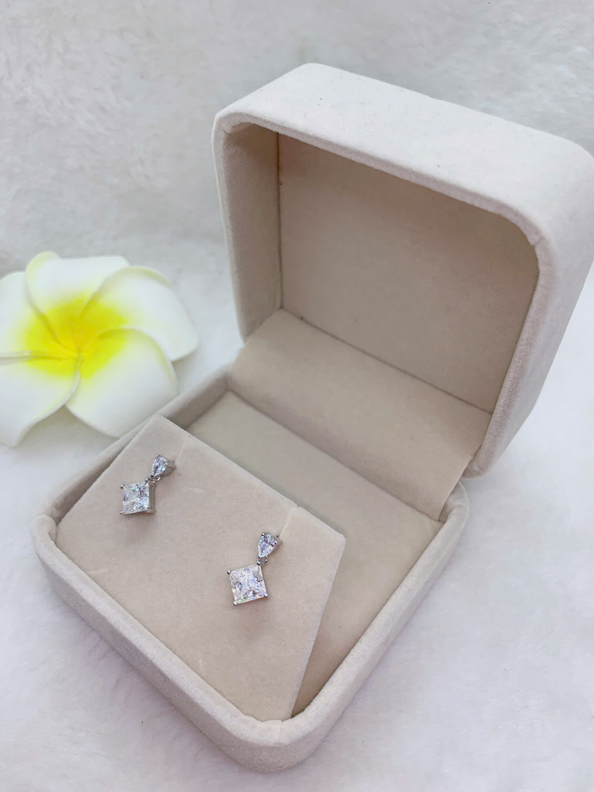 Hoa Tai Gắn Đá Moissanite Bạc 925-MX009